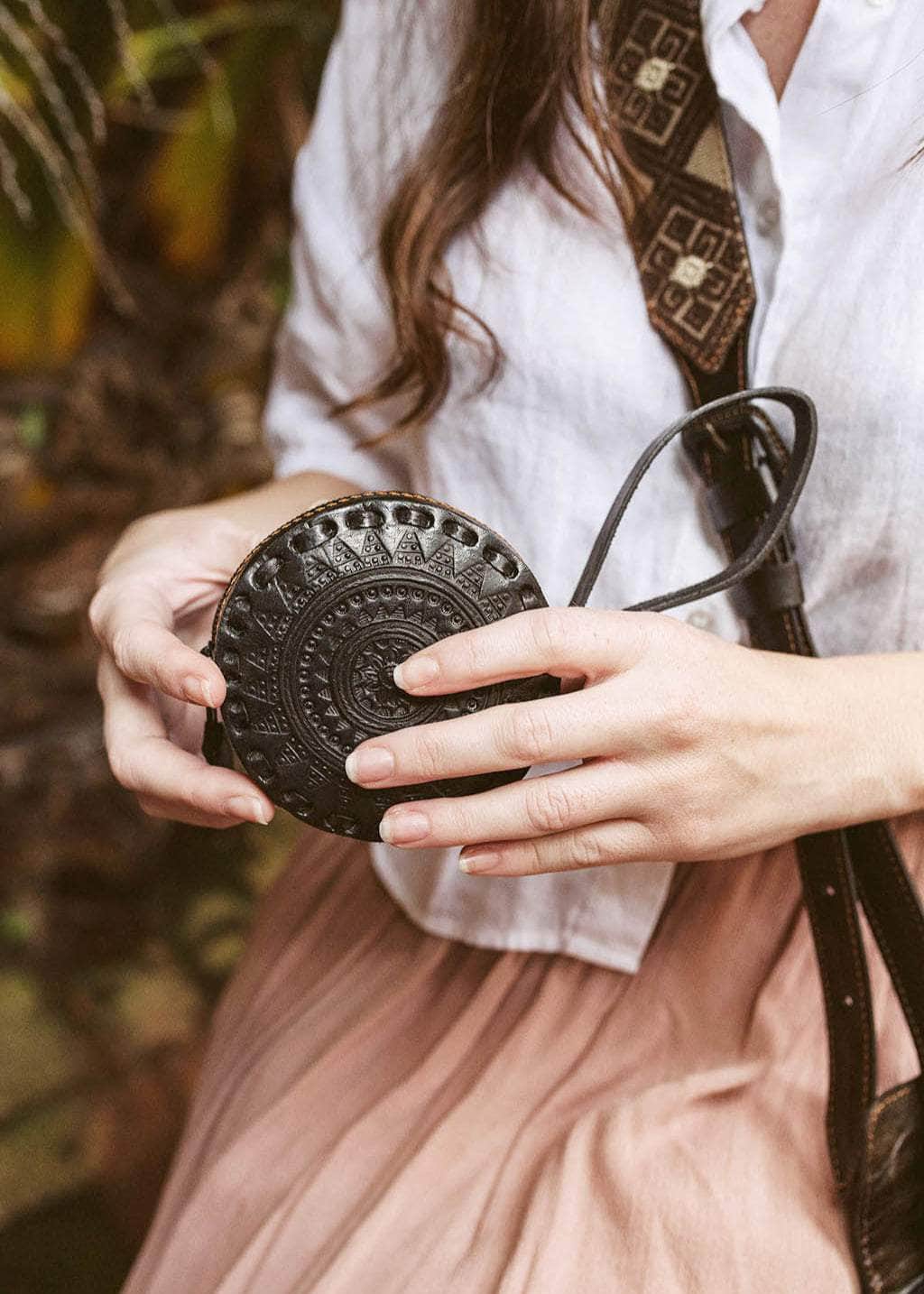 Purse & Clutch Clutch Black Embossed Circle Wristlet Embossed Circle Wristlet