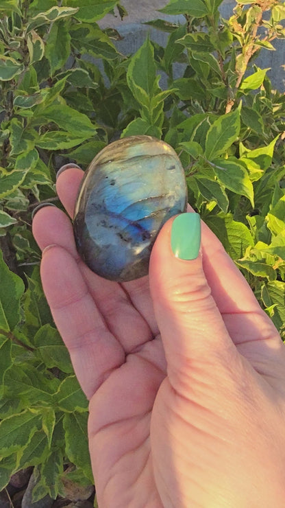 Labradorite Medium Palm Stone (lb-03) 1.75" x 2.25"